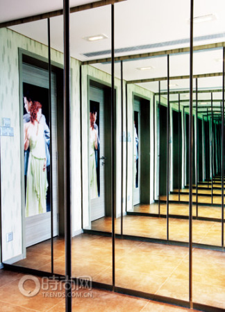 鏡子形成的視覺變化往往可以使得單調的空間設置變得層次豐富，也使得原本可能略微局促的空間顯得更加開闊。