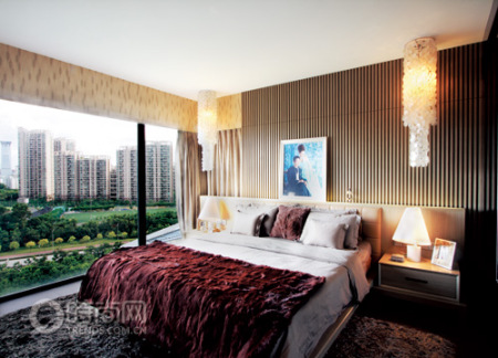 某些細節(jié)可能會為整個空間帶來靈動、變化與視覺上的形式感，比如這兩盞吊燈。