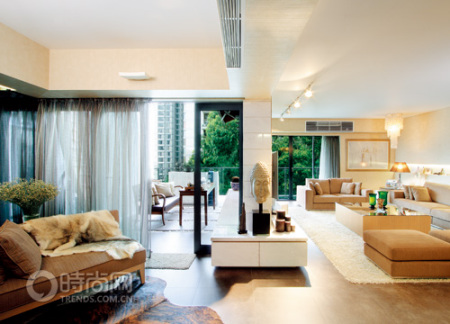 精致的家具與家飾為簡單的空間構造帶來了質的美感。