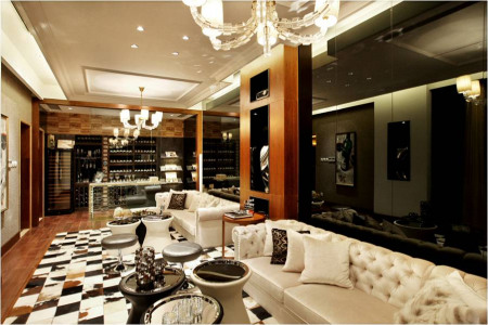 超大的影視廳有相對獨立的兩個開放沙發區,絨布、皮質、動物皮毛,材質的色澤與肌理,在夢幻奢靡的光纖燈下,讓空間的奢華與大氣有了最具象的演繹。 超大的影視廳有相對獨立的兩個開放沙發區,絨布、皮質、動物皮毛,材質的色澤與肌理,在夢幻奢靡的光纖燈下,讓空間的奢華與大氣有了最具象的演繹。