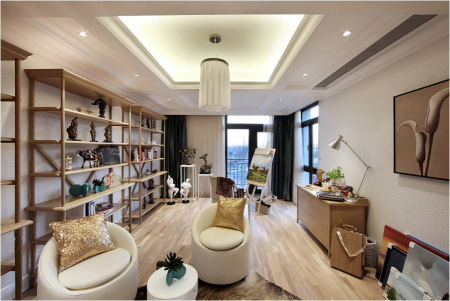 書房內的空氣中溢滿顏料的清香,畫架上是女主人還完成的新作。 書房內的空氣中溢滿顏料的清香,畫架上是女主人還完成的新作。