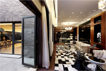 影音室里洋溢著雪茄香,交響樂的旋律在耳邊回蕩。 影音室里洋溢著雪茄香,交響樂的旋律在耳邊回蕩。