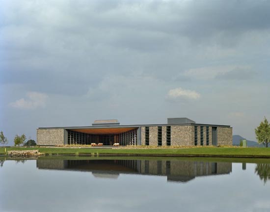 Exterior Bosque Altozano Club House, Wall Stone Design by Parque Humano