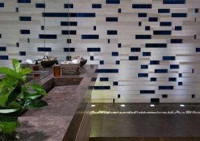 棕色石材臺面和木質地板的渾然一體