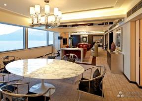 海濱餐廳的天然石材餐桌