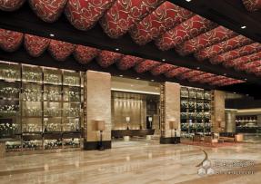 用石灰石裝點的酒店前臺