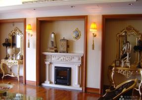 客廳的大理石壁爐