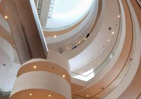 光影下的動感石材樓梯