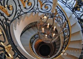 用石材做的踏步 組成的旋梯