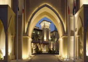 柔和燈光下的別樣石材室外墻面