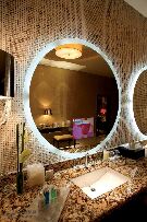 馬賽克效果映襯下的花崗石臺面板