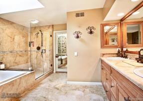 總統(tǒng)套房的花崗石洗手池