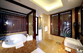 用大理石裝飾的浴缸基座