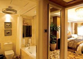 酒店套房中的豪華大理石浴缸