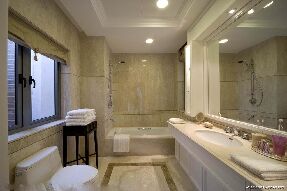 雙色空間：米黃色石材裝飾衛生間