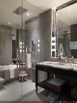 白底灰紋的天然石材應用于衛生間