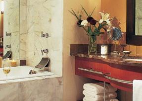 棕色石材臺面板，白色石材浴缸基座