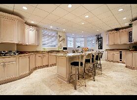 淺色天然石材裝點品位廚房設計