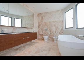 一間浴室設計 不同天然石材應用