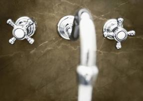 衛生間設計局部使用天然石材裝飾