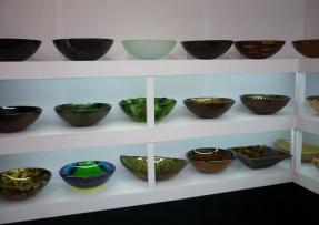 天然石材做成的彩色洗手盆設計