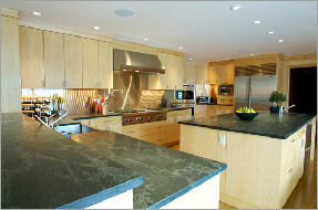 開放式廚房 石材臺(tái)面板應(yīng)用