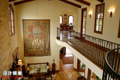 白色地磚+灰色背景墻 打造簡約風格新房