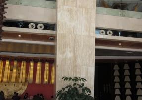 酒店大廳的羅馬洞石方柱設計