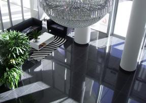 黑色石材應用于酒店大堂地面