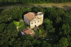 石材墻面應(yīng)用 翻修一新的意大利歷史古堡