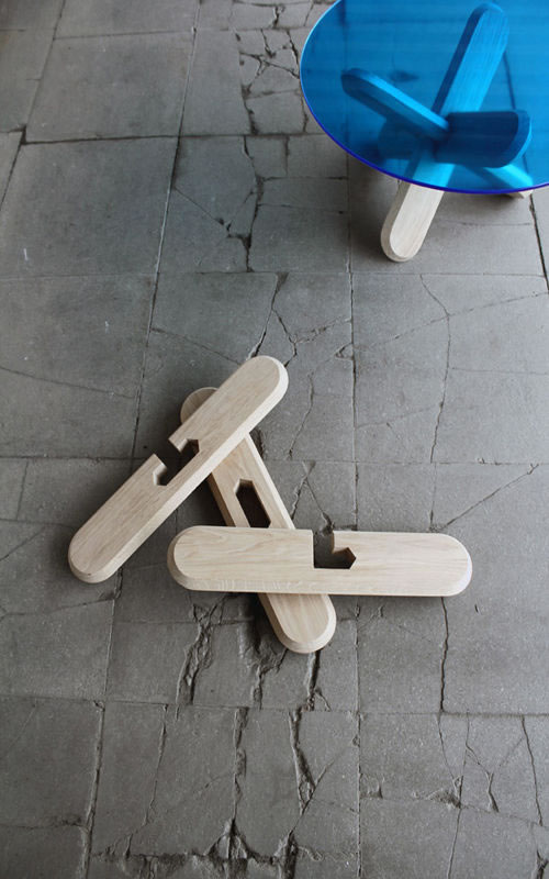 可愛的拼嵌組裝圓桌,讓你的家居增添可愛氣息。矮圓桌造型可愛、獨特拼嵌的組合能增進你的動手能力。未經加工處理、保留原木質感的桌腳上方是一片直徑75公分的圓形玻璃,因此能很迅速的拆卸收納或運送。