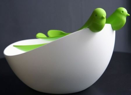 這款顏色淡雅的沙拉碗，搭配了兩個(gè)小鳥造型的勺子：小鳥仿佛正站在巢邊向外張望，形態(tài)十分可愛。用如此富有情趣的餐具和家人用餐，生活也會(huì)變得創(chuàng)意無限。