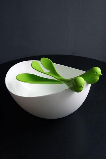 這款顏色淡雅的沙拉碗，搭配了兩個(gè)小鳥造型的勺子：小鳥仿佛正站在巢邊向外張望，形態(tài)十分可愛。用如此富有情趣的餐具和家人用餐，生活也會(huì)變得創(chuàng)意無限。