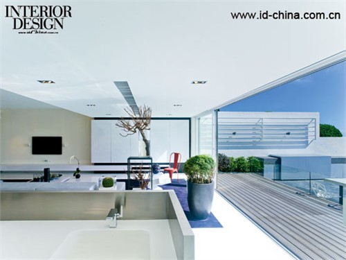 設計師在露臺上加了一組細黑色的木質條紋