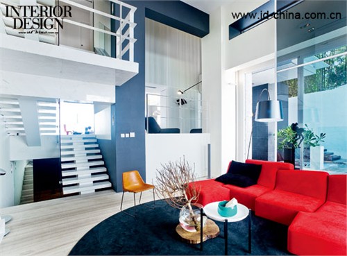 設計師在樓層之間設計了感覺輕盈更纖薄的&ldquo;龍骨樓梯&rdquo;