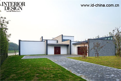 黑白灰墻高低錯落,雅致地矗立于湖邊(B2戶型)。