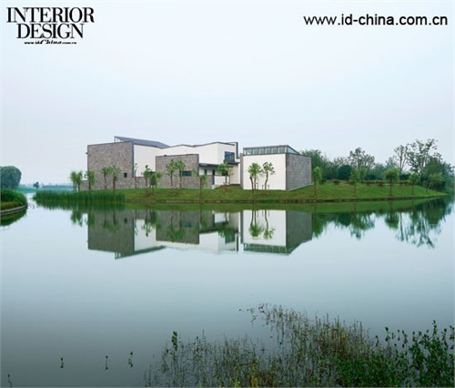 建筑側(cè)立面倒映水中,虛實對比中別有一番意境。