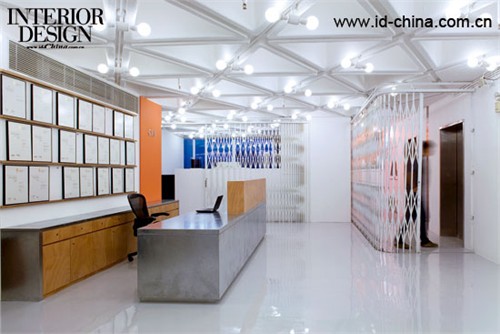 接待臺。木質(zhì)自然色的相框?qū)Υ笃陌咨珘M行了分割。