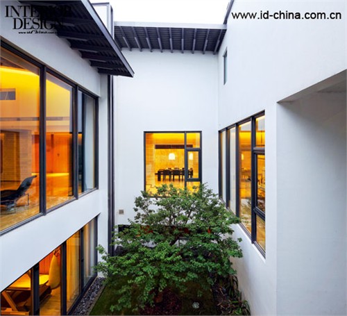 夜幕漸近,內(nèi)庭院燈影如昨。