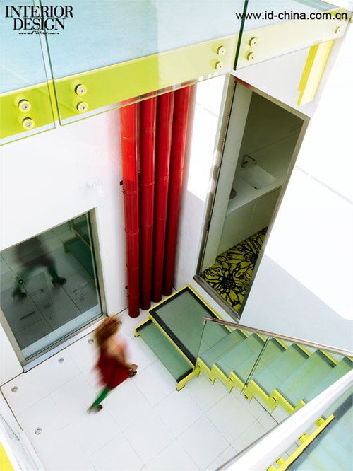 彩色的樓梯成為室內空間的活躍靈動之處。1