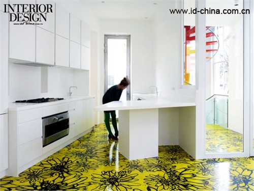 極具自然色彩的明黃色地面,仿佛走在溫暖和煦的夏天。