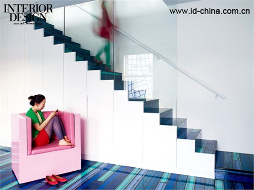 彩色的樓梯成為室內空間的活躍靈動之處。2