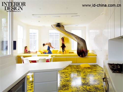 沙發的色彩和地面異曲同工,滑梯成為孩子們最喜愛的地方。2