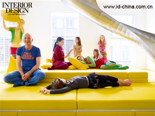 沙發的色彩和地面異曲同工,滑梯成為孩子們最喜愛的地方。1