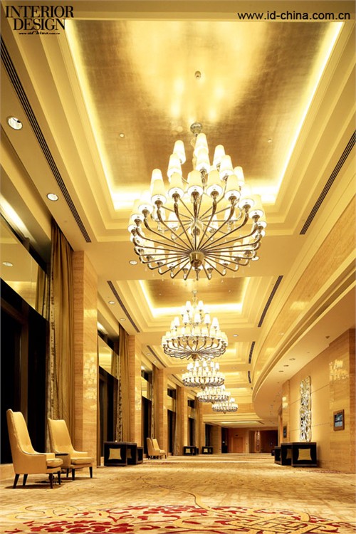 奢華的水晶燈裝飾，將空間氛圍點綴得格外高雅。