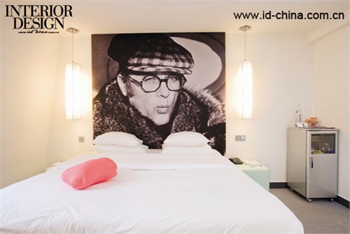 Kube Rooms And Bars客房,墻面上畫作主人戲謔的表情。