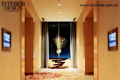 走廊盡頭的對景，燈光的設計加強了氛圍的 營造。