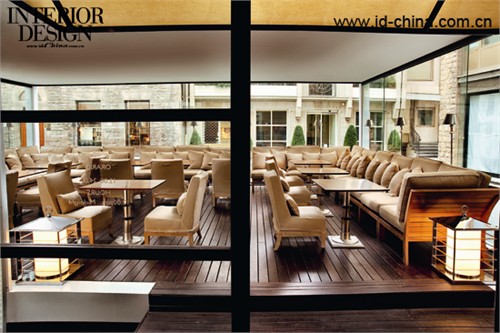 Gallery Hotel Art內的餐廳，面向佛羅倫薩安靜的街道。