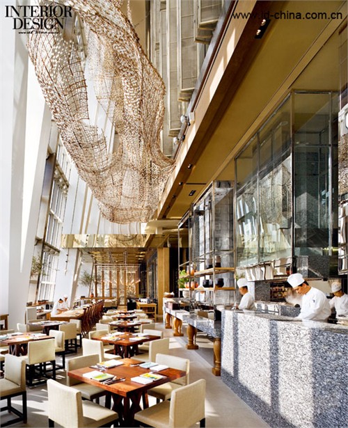 300個座位櫛比鱗次，面向開放式廚房，顧客可以看到肉類烹飪過程。1