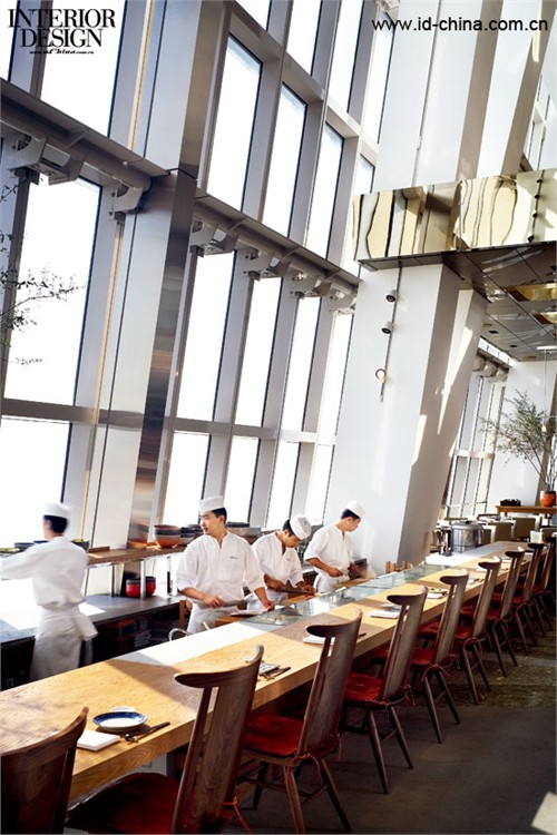 300個座位櫛比鱗次，面向開放式廚房，顧客可以看到肉類烹飪過程。3